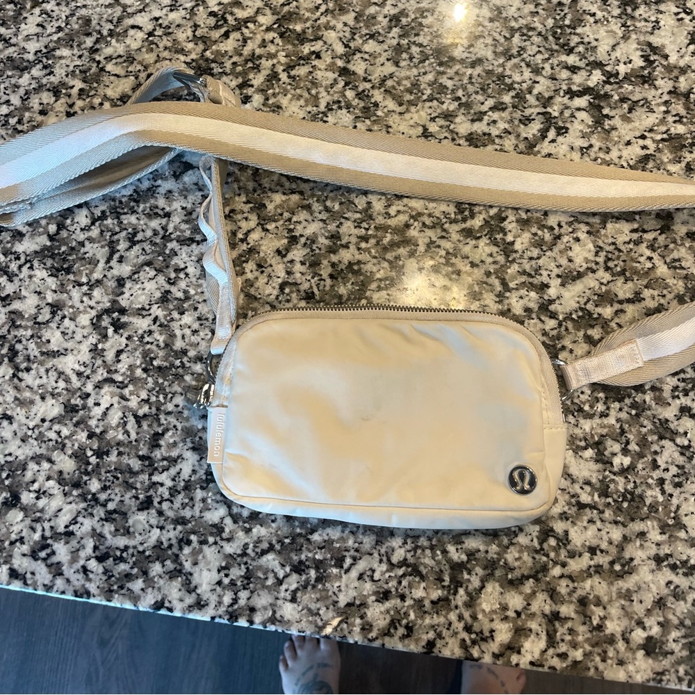 Lululemon Everywhere Crossbody Bag Trench/White Opal